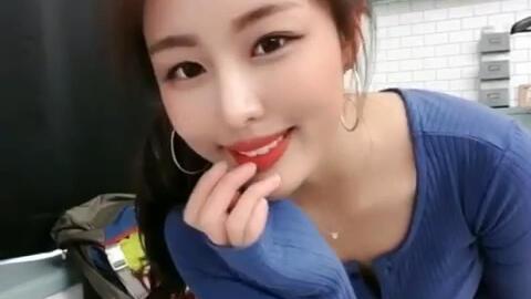 姓辛的网红美女,颜值与才华并存的网络新星